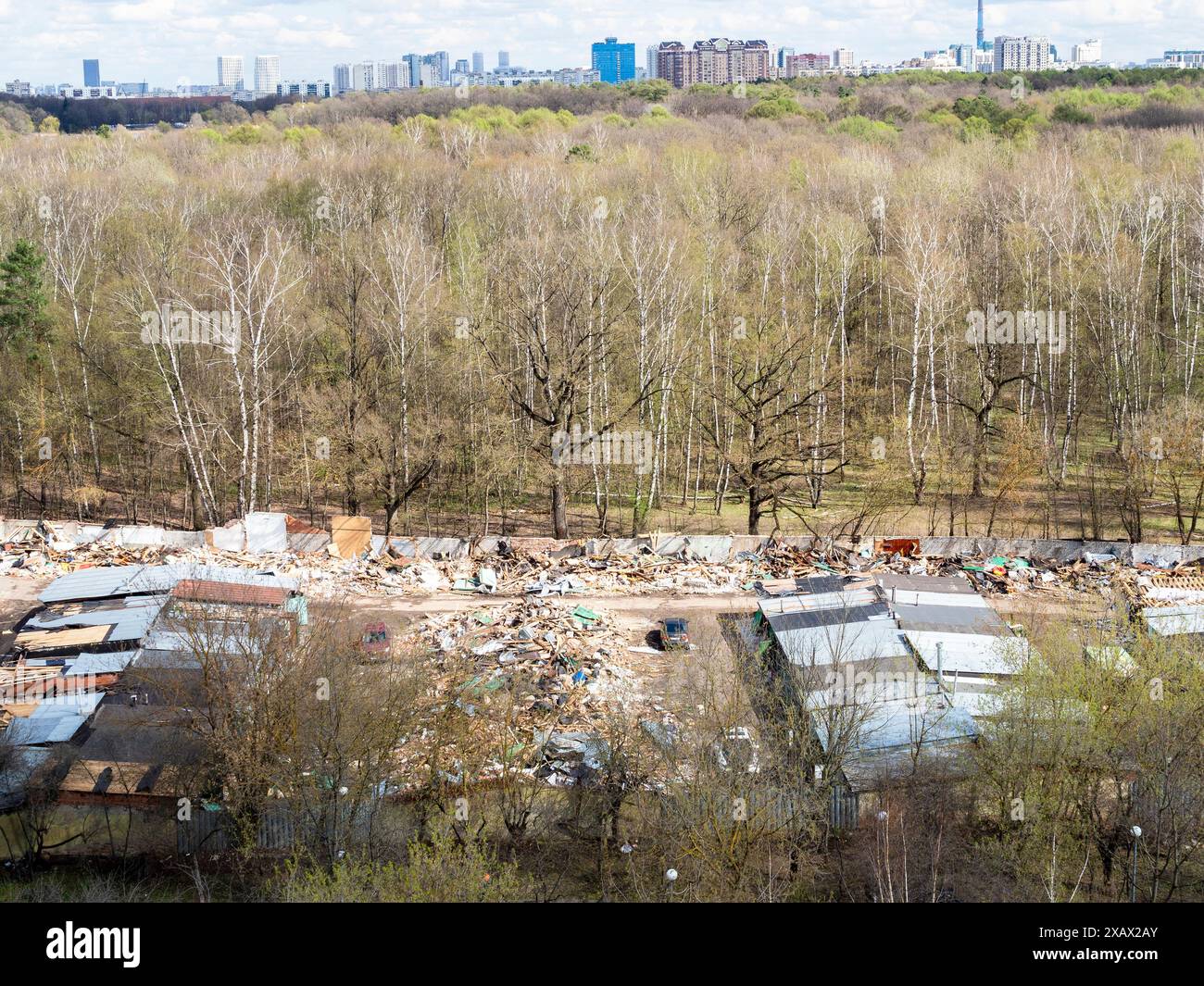 sopra la vista del parco cittadino con garage caduti il giorno di primavera Foto Stock