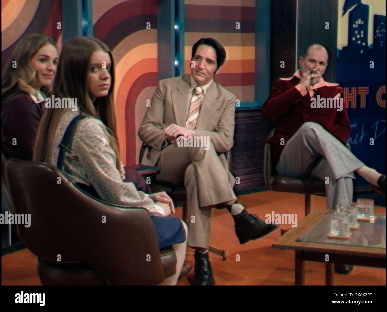 DAVID DASTMALCHIAN, LAURA GORDON, INGRID TORELLI E IAN BLISS IN LATE NIGHT WITH THE DEVIL (2023), DIRETTO DA COLIN CAIRNES E CAMERON CAIRNES. Credito: Immagini future/Nazione immagine/immagini spettrali/album Foto Stock