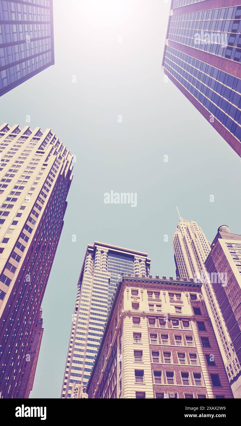 Guardando i grattacieli di New York contro il sole, colori applicati, USA. Foto Stock