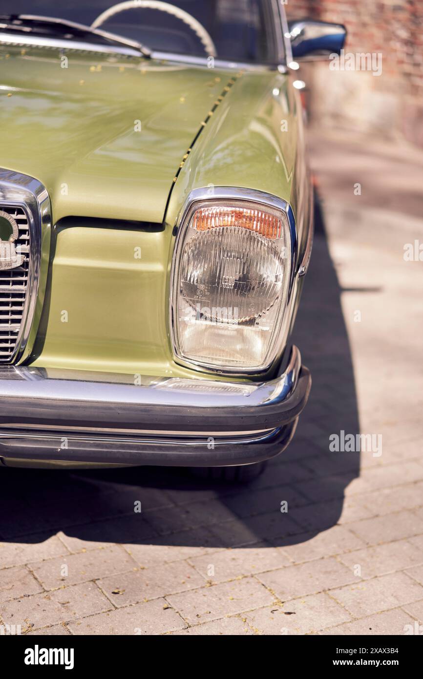 Vista dettagliata di un faro d'auto d'epoca con paraurti cromato lucido Foto Stock