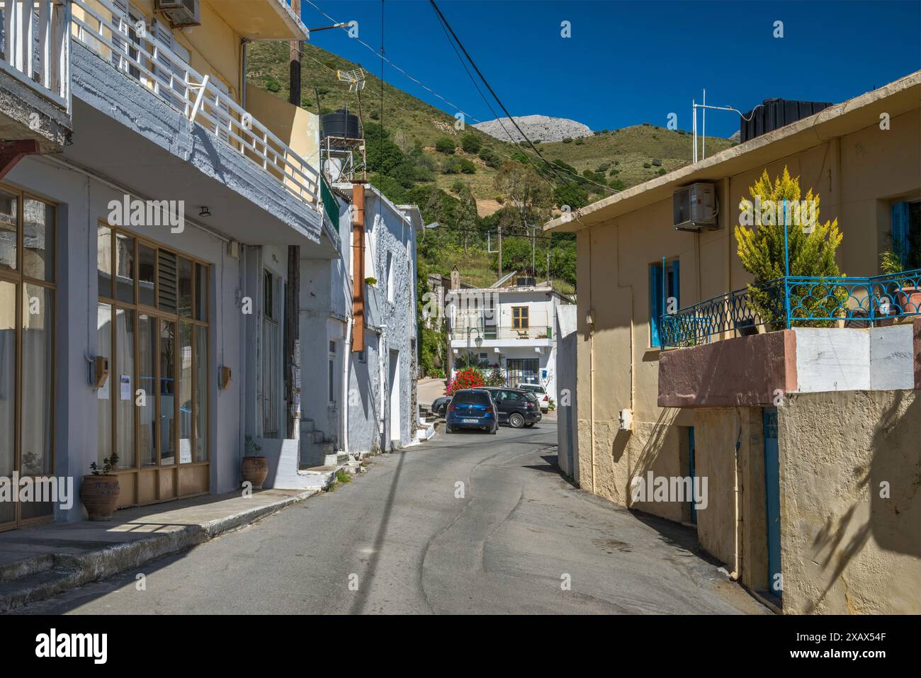 Strada nel villaggio di Prinias, altopiano di Prinias, Psiloritis Geopark, Creta centrale, Grecia Foto Stock