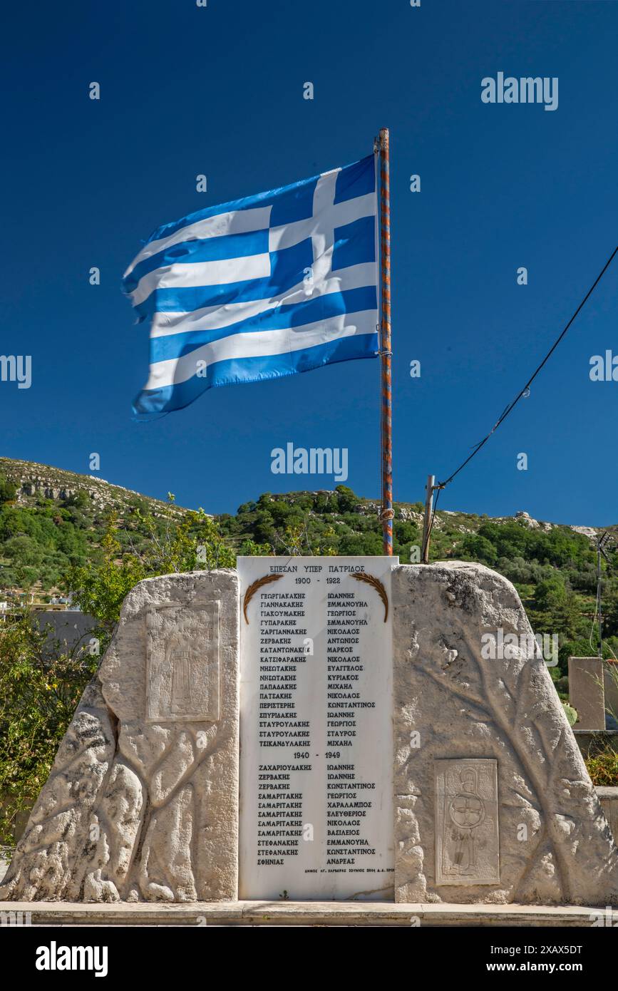 Memoriale alle vittime locali delle guerre balcaniche, della seconda guerra mondiale e della guerra civile, nel villaggio di Prinias, altopiano di Prinias, Creta centrale, Grecia Foto Stock