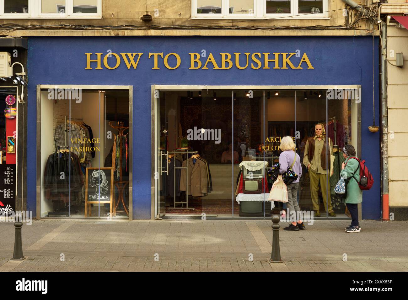 Come fare Babushka negozio di abbigliamento vintage e d'archivio a Sofia Bulgaria, Europa orientale, Balcani, UE Foto Stock