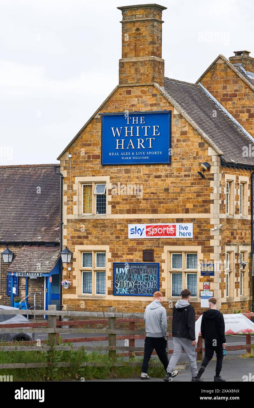 Il White Hart Public House all'Old Village di Corby, Inghilterra. Foto Stock