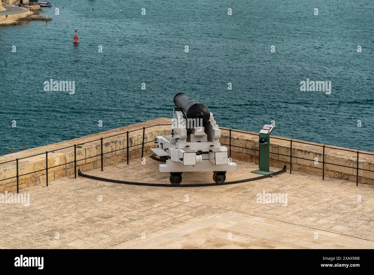 Una vista insolita sul saluto della batteria a la Valletta, Malta. Foto Stock