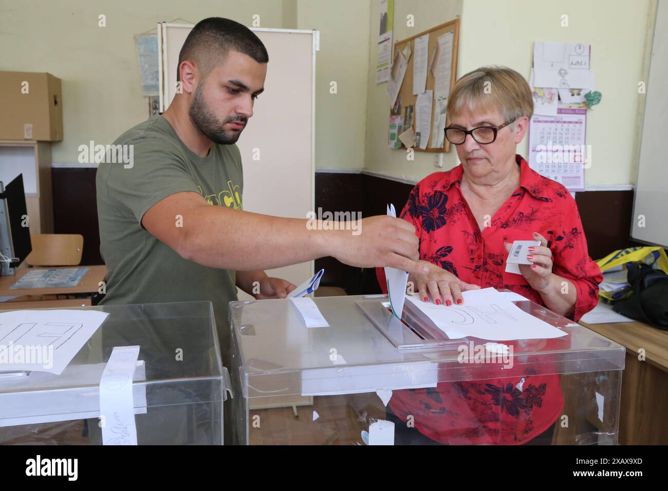 Sofia, Bulgaria. 9 giugno 2024. Un cittadino bulgaro vota durante le elezioni in un seggio elettorale a Sofia, in Bulgaria, il 9 giugno 2024. I bulgari sono andati alle urne domenica per votare alle elezioni per l'Assemblea nazionale e il Parlamento europeo. Crediti: LIN Hao/Xinhua/Alamy Live News Foto Stock