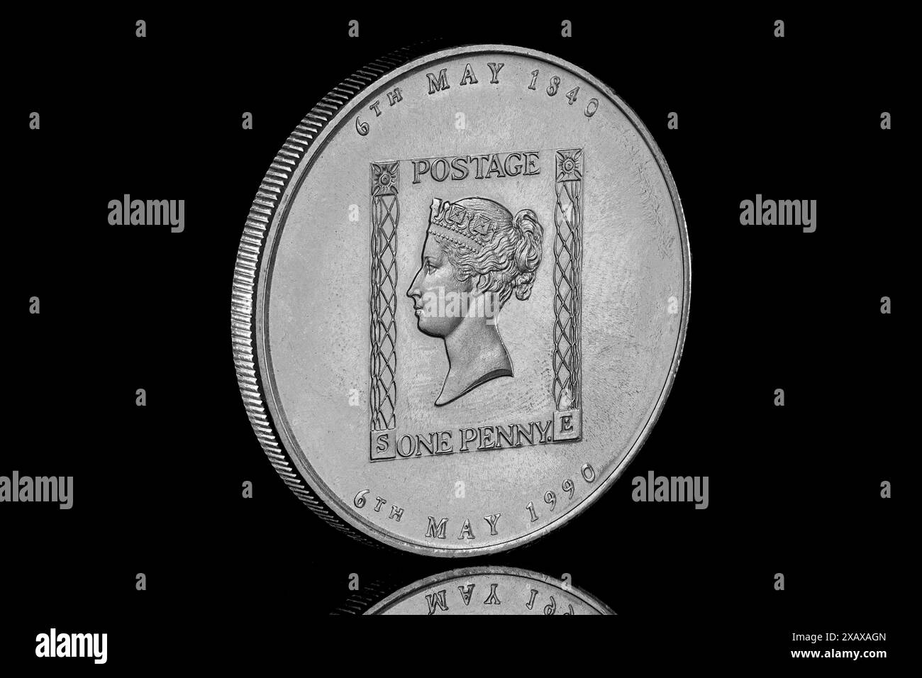 Una moneta emessa al personale, per commemorare la nuova identità della Royal mail della compagnia nel 150° anniversario del francobollo Penny Black Foto Stock