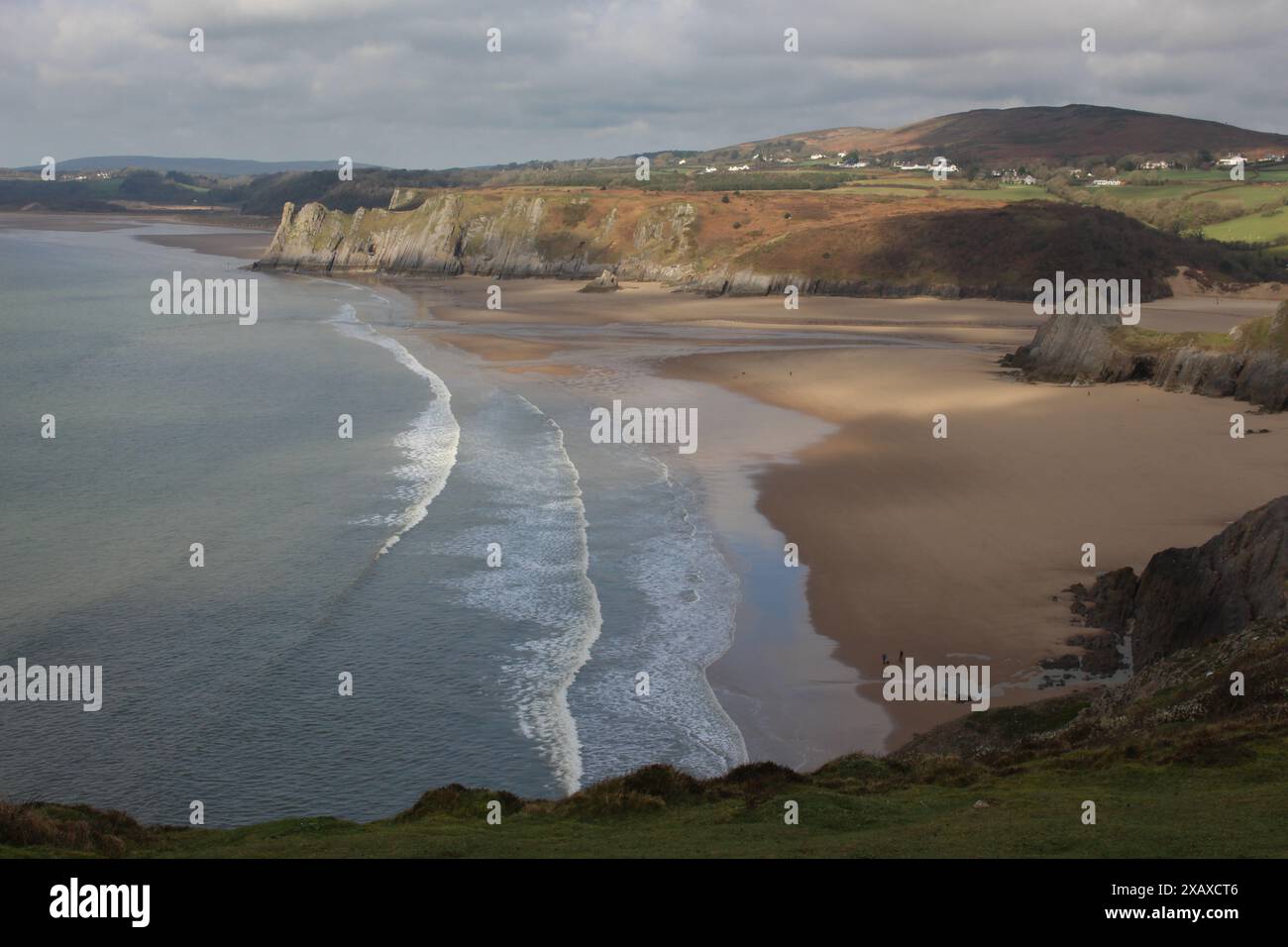 Una fotografia di una scena sulla spiaggia, Three Cliffs Bay, Gower, Swansea. Foto Stock