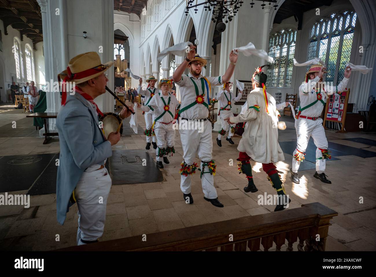 Thaxted Morris Weekend Thaxted Essex England 1-2 giugno 2024 visto qui: Domenica mattina lavorazione alla chiesa di Thaxted per la tradizionale messa cantata con m Foto Stock