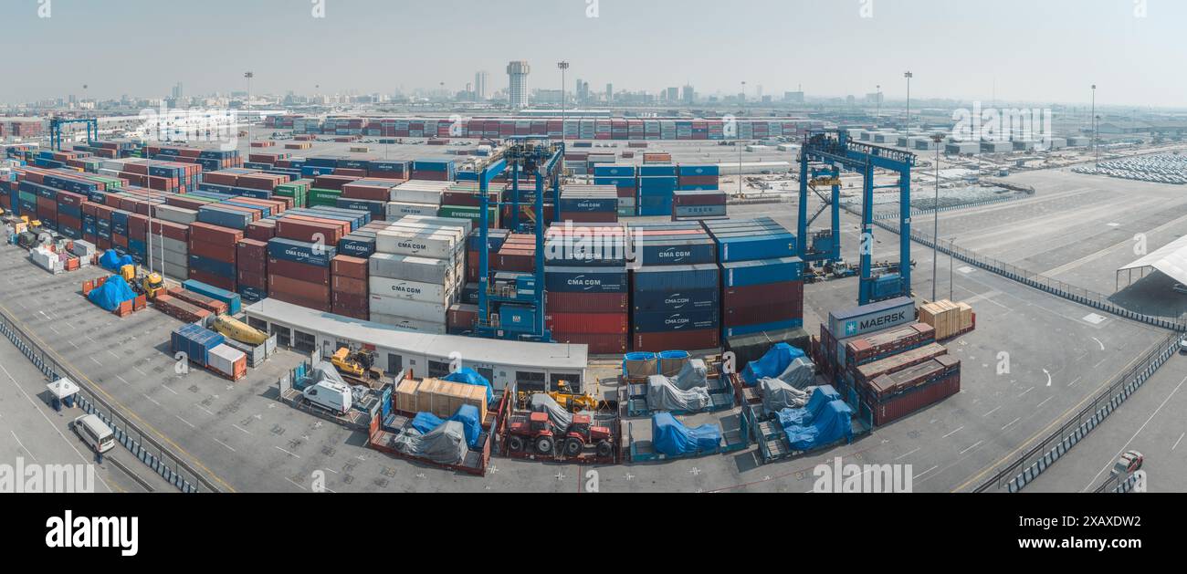 Jeddah, Arabia Saudita - 12 dicembre 2022: Una vista panoramica del vivace terminal container di Jeddah mette in mostra il vibrante centro commerciale Foto Stock
