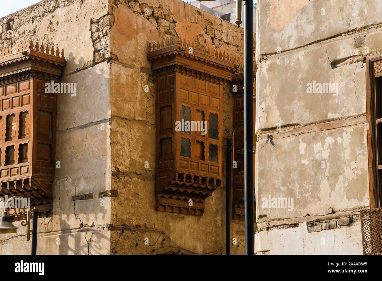 Jeddah, Arabia Saudita - 12 dicembre 2022: Architettura tradizionale con intricate finestre a bovindo in legno nello storico quartiere di al-Balad. Foto Stock