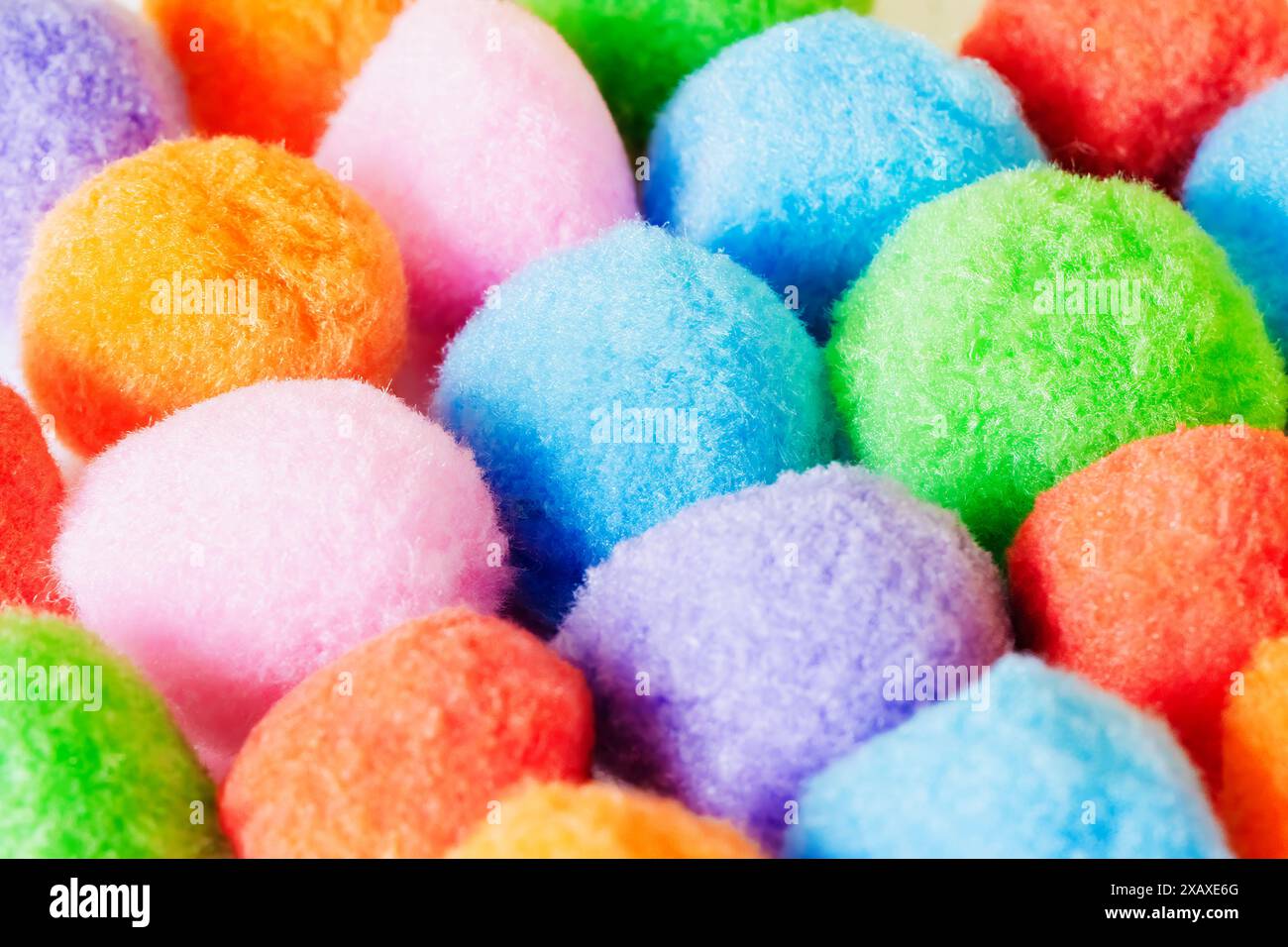 Pompon in feltro dai colori vivaci. Uso di sfondi, texture, sfondi o striscioni. Ripresa orizzontale in studio. Foto Stock