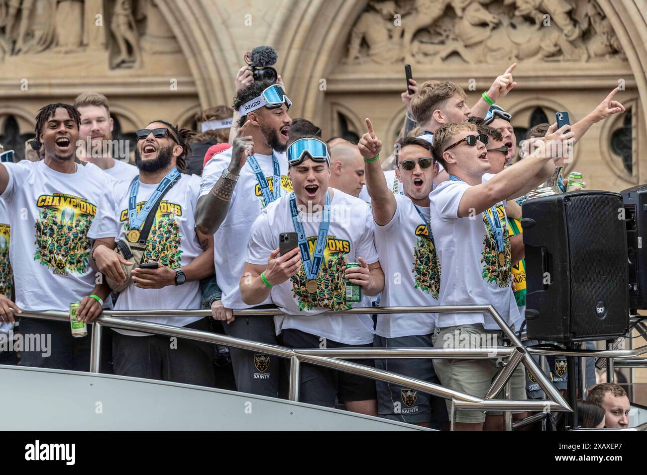 Northampton, Regno Unito. Domenica 9 giugno 2024. I giocatori e lo staff dei Northampton Saints sfilano il trofeo Gallagher Premiership Champions vinto ieri 2024-06-31at Twickenham nel centro della città, terminando alla Guild Hall per celebrare uno storico doppio successo per il club (vinto l'ultima volta nel 2014) con i loro tifosi. Credito: Keith J Smith. / Alamy Live News Foto Stock