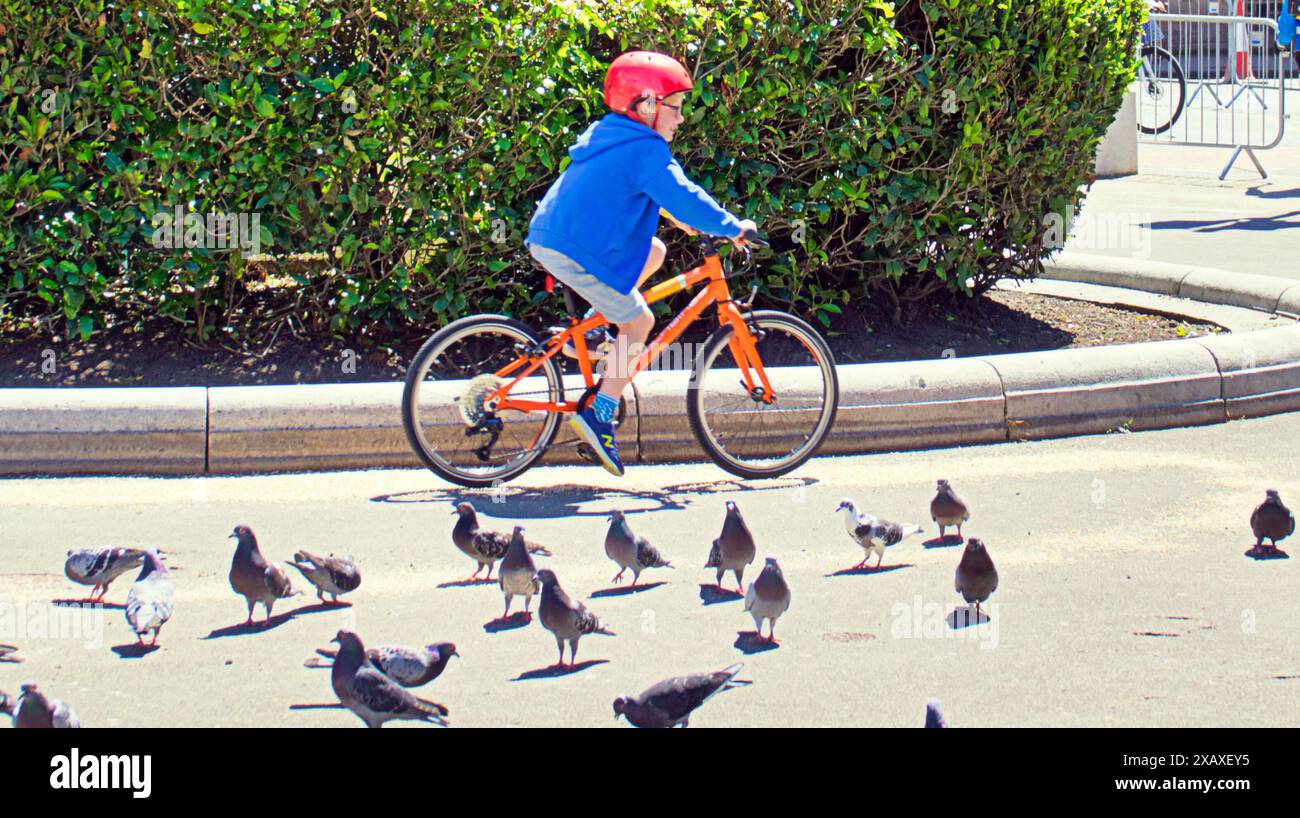 Glasgow, Scozia, Regno Unito. 9 giugno 2024: Le strade della città sono state chiuse al traffico per la domenica del freeride. Inaugral Ford freeride ha visto la mostra BMX e il ciclismo per i bambini sulla george Square Ford RideGlasgow Freecycle for Family and Kids con il clan Cycling. Credit Gerard Ferry/Alamy Live News Foto Stock