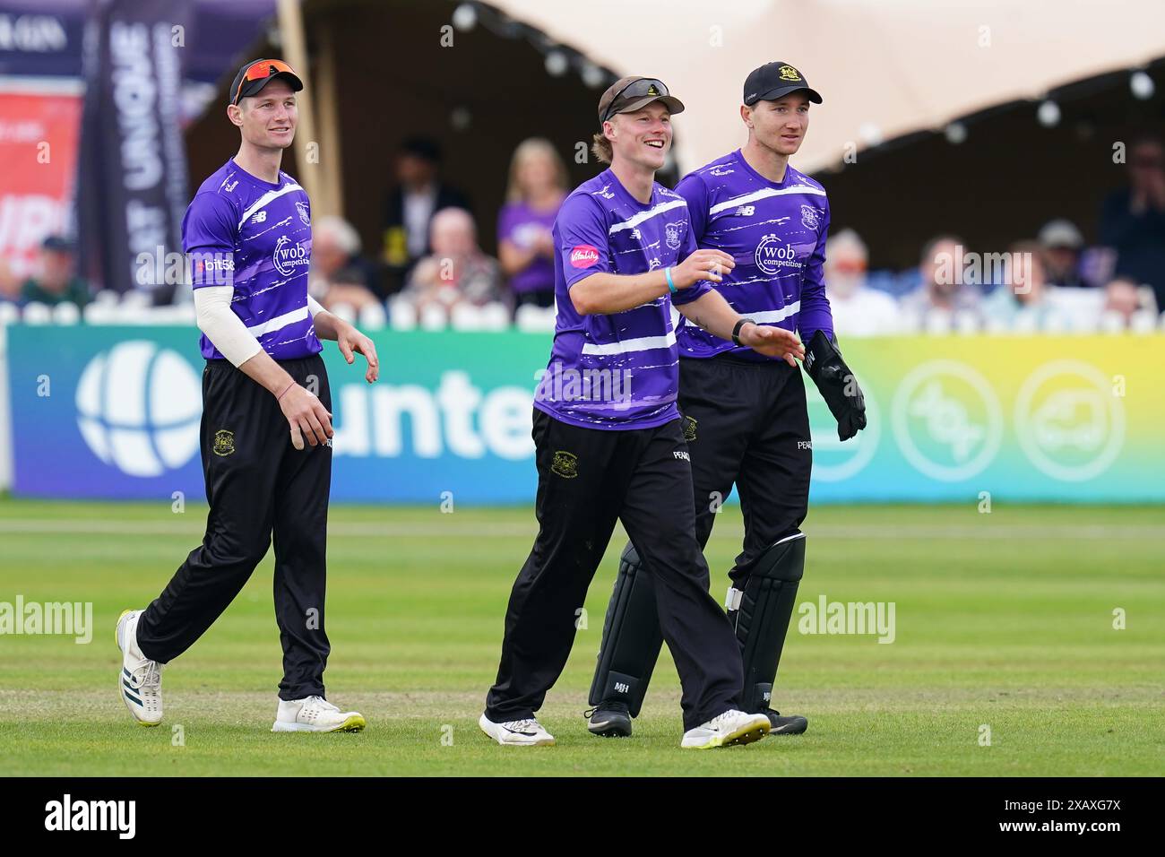 Bristol, Regno Unito, 9 giugno 2024. Miles Hammond del Gloucestershire festeggia con i compagni di squadra dopo aver eliminato Fynn Hudson-Prentic del Sussex durante il Vitality Blast match T20 tra Gloucestershire e Sussex Sharks. Crediti: Robbie Stephenson/Gloucestershire Cricket/Alamy Live News Foto Stock