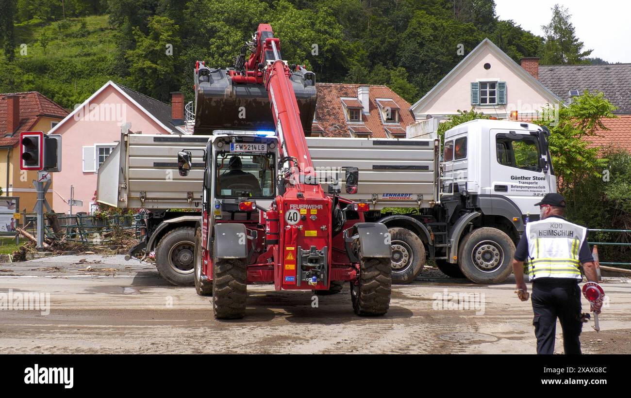 Katastrophale Sturzflut fordert beinahe Menschenleben in Deutschfeistritz am Tag danach gehen die großen Aufräumarbeiten im Katastrophengebiet von Deutschfeistritz voran. Der Übelbach verwandelte sich nach extremen Niederschlägen zu einem Lebensgefährlichen Sturzbach https://www.extremwetter.tv/news/3036 . AM Tag danach beginnt das große Aufräumen. Noch immer führt der Übelbach Hochwasser. In der Ortschaft hängt an Brücken Treibgut, Geländer wurden mitgerissen. Die Feuerwehr ist mit überörtlichen Kräften im Einsatz. AM Montag soll das Bundesheer unterstützen. Die Feuerwehr ist am Sonntag mit Foto Stock