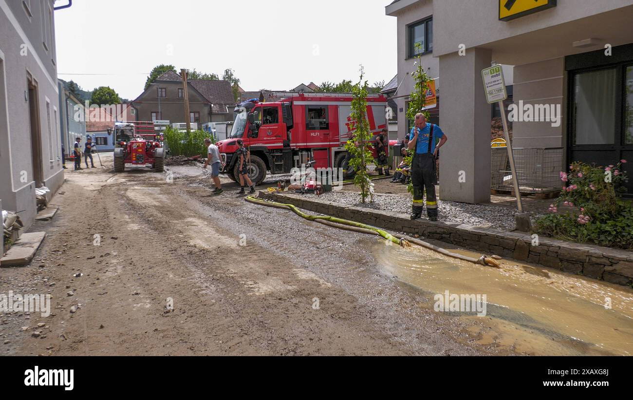 Katastrophale Sturzflut fordert beinahe Menschenleben in Deutschfeistritz am Tag danach gehen die großen Aufräumarbeiten im Katastrophengebiet von Deutschfeistritz voran. Der Übelbach verwandelte sich nach extremen Niederschlägen zu einem Lebensgefährlichen Sturzbach https://www.extremwetter.tv/news/3036 . AM Tag danach beginnt das große Aufräumen. Noch immer führt der Übelbach Hochwasser. In der Ortschaft hängt an Brücken Treibgut, Geländer wurden mitgerissen. Die Feuerwehr ist mit überörtlichen Kräften im Einsatz. AM Montag soll das Bundesheer unterstützen. Die Feuerwehr ist am Sonntag mit Foto Stock