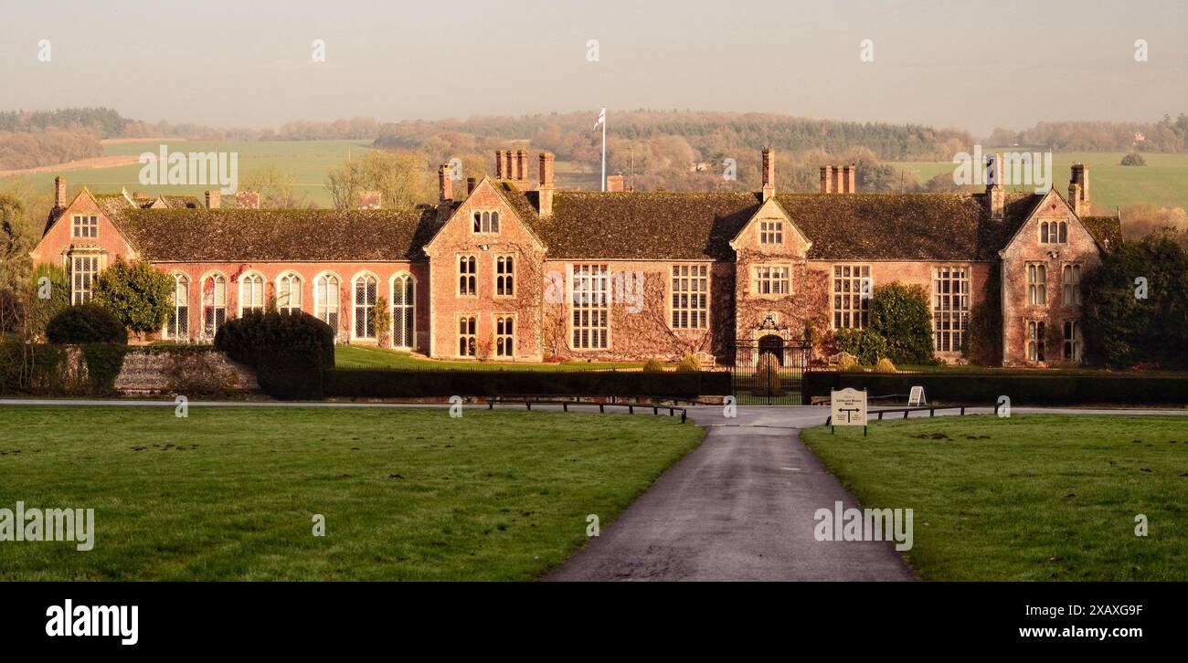 Il sole autunnale è basso sulla facciata di Littlecote House, un hotel Warner nel Wiltshire. Foto Stock