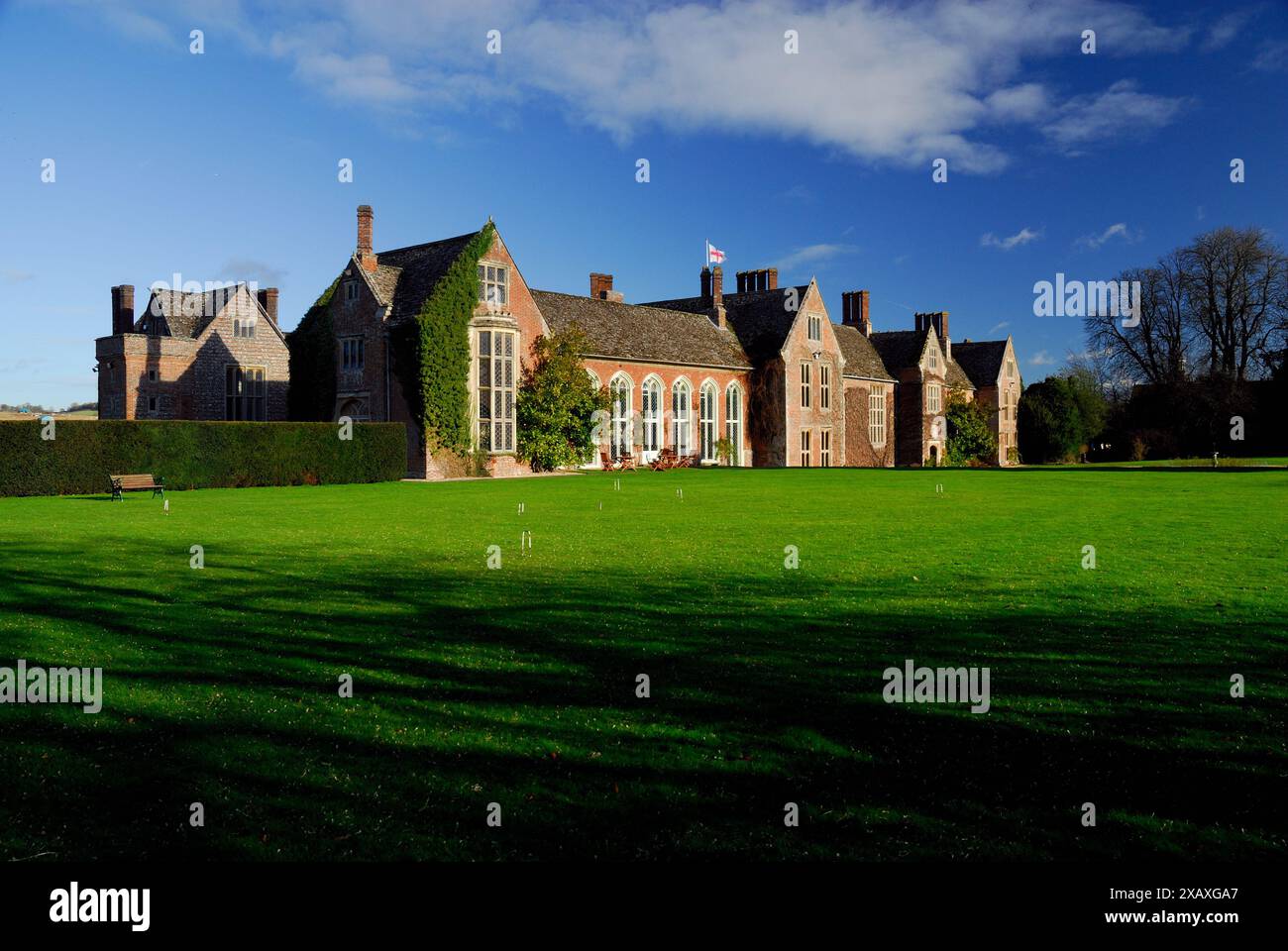 Il sole invernale è basso davanti a Littlecote House, un hotel Warner nel Wiltshire. Foto Stock