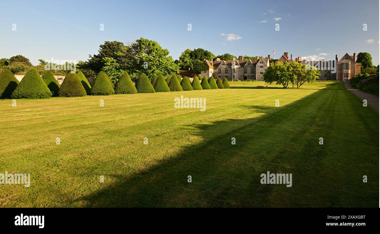 Il sole della sera tarda getta ombre sul prato sul retro di Littlecote House, Wiltshire, una residenza elisabettiana ora di proprietà della Warner Hotels. Foto Stock