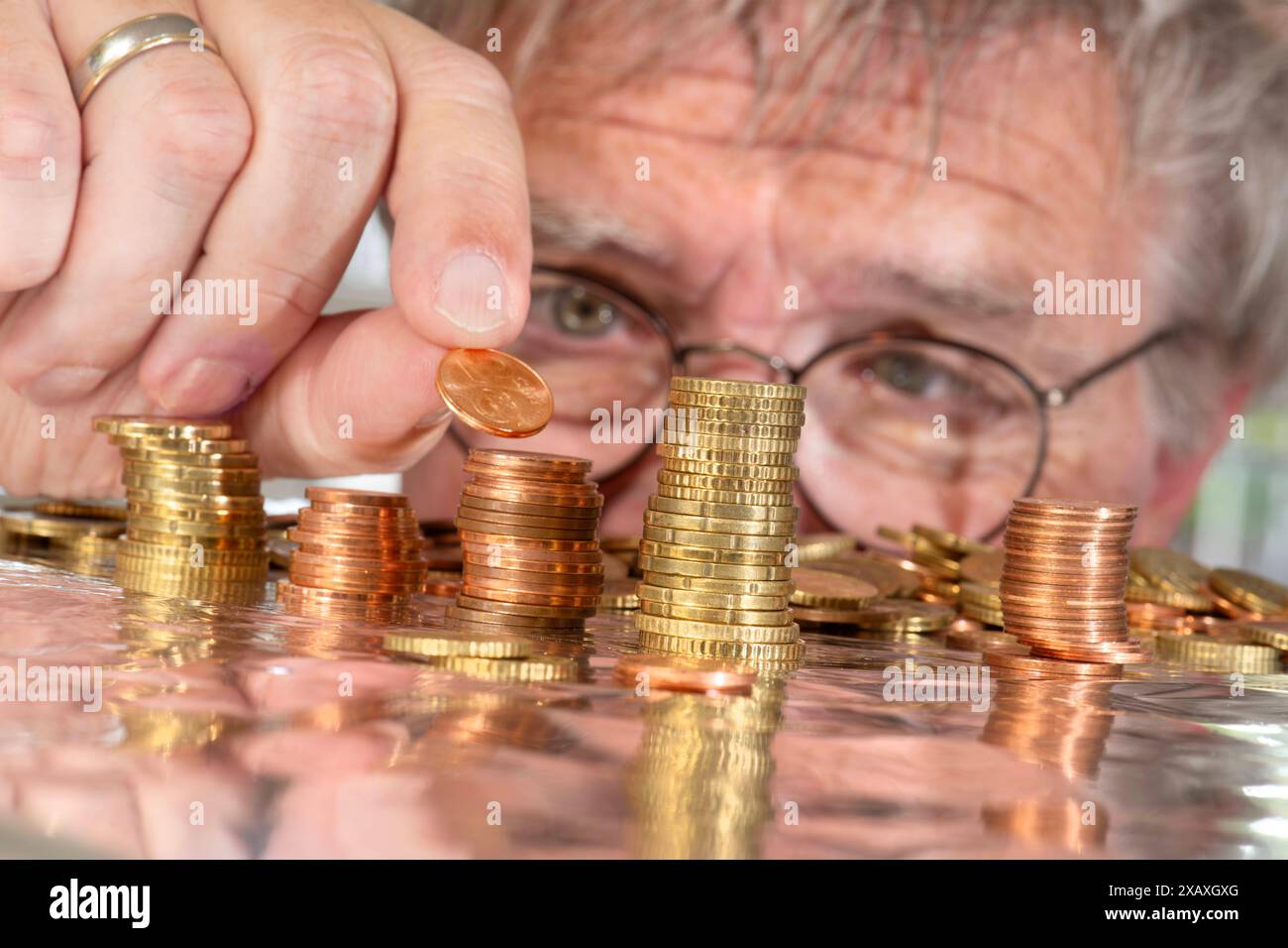 älterer Mann zählt sein Geld nach, Symbolfoto Altersvorsorge, sorge um die Rente, Juni 2024 Deutschland, München, Juni 2024, älterer Mann zählt sein Geld, Symbolfoto Sparen, sorge um die Rente, Vermögen, Geld, Erspartes, Ersparnisse, euro, Zinsen, gestiegene Zinsen, inflazione, Börse, Aktienkurse, Sparplan, Altersvorsorge, finanzielle Sorgen, Sicherheit, Rentner, Senior, Senioren, alter, vorsorgen, *** l'uomo anziano conta i suoi soldi, foto simbolica pensione, preoccupazione per la pensione, giugno 2024 Germania, Monaco di Baviera, giugno 2024, un uomo anziano conta i suoi soldi, risparmi fotografici simbolici, preoccupazioni Foto Stock