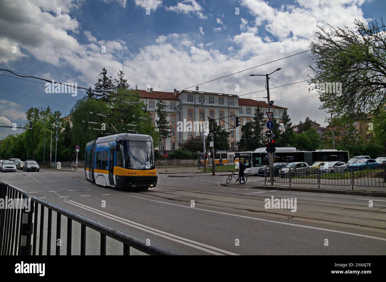 Vista di un incrocio con un ponte sul fiume Perlovska sullo sfondo di antichi edifici con strade per automobili, binari del tram e tram Foto Stock