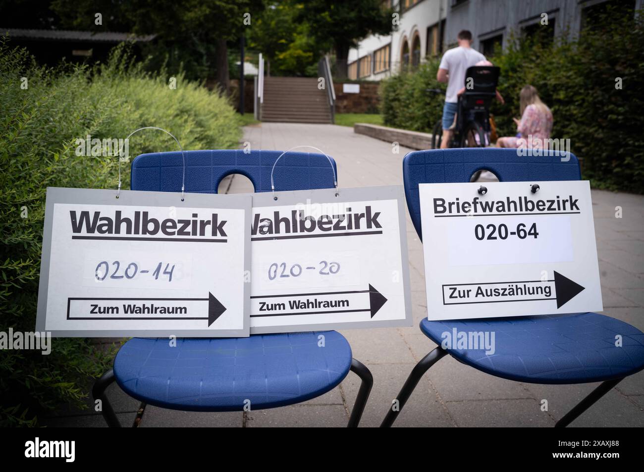 Kommunalwahl Regionalwahl Europawahl 20240609 Wahl a Stoccarda-Vaihingen Wahllokal Schilder Wahlbezirk vor Pestalozzischule Stuttgart Baden Württemberg Deutschland *** elezioni locali elezioni regionali elezioni europee del 20240609 a Stoccarda Vaihingen Polling station firma Polling distretto di Polling di fronte alla scuola Pestalozzi Stoccarda Baden Württemberg Germania Foto Stock