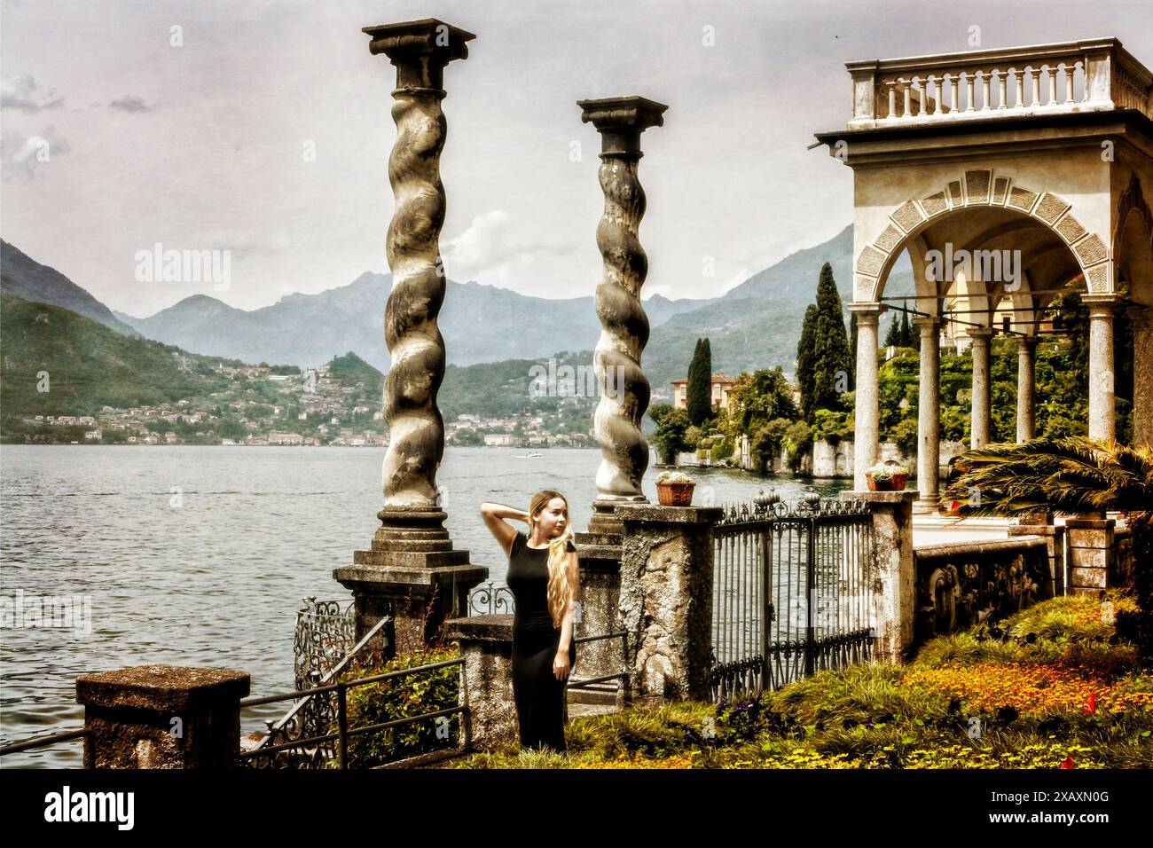 Giovani donne italiane nei giardini di Villa Monastero a Varenna lakr Como Italia Foto Stock