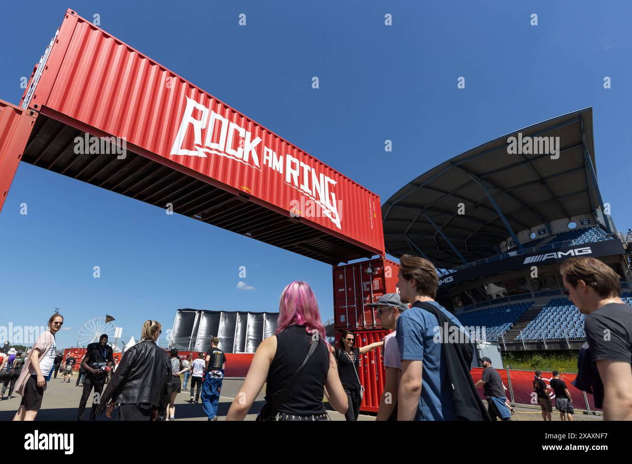 ROCK AM RING 2024 am Nürburgring / 3. Tag, Sonntag - 09.06.2024 Besucher betreten das Festivalgelände neben der Mercedes Tribüne - Das 3 Tage Festival ROCK AM RING vom 07. Bis 09. Giu 2024 am Nürburgring in der Eifel ist das traditionsreichste Rockfestival Deutschlands. Nürburg Nürburgring Rheinland-Pfalz Deutschland *** ROCK AM RING 2024 al Nürburgring 3 giorni, domenica 09 06 2024 i visitatori entrano nell'area del festival accanto alla tribuna Mercedes il festival di 3 giorni ROCK AM RING dal 07 al 9 giugno 2024 al Nürburgring nell'Eifel è il festival rock più tradizionale della Germania Nürburg Nürb Foto Stock