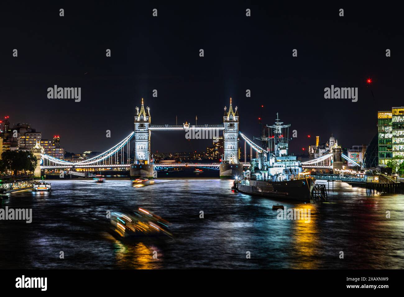 Londra, Inghilterra – agosto 2023. Il Tower Bridge è il punto di riferimento di Londra dall'epoca vittoriana sul Tamigi, Londra, Regno Unito Foto Stock Londra, Inghilterra – agosto 2023. Il Tower Bridge è il punto di riferimento di Londra dall'epoca vittoriana sul Tamigi, Londra, Regno Unito Foto Stock