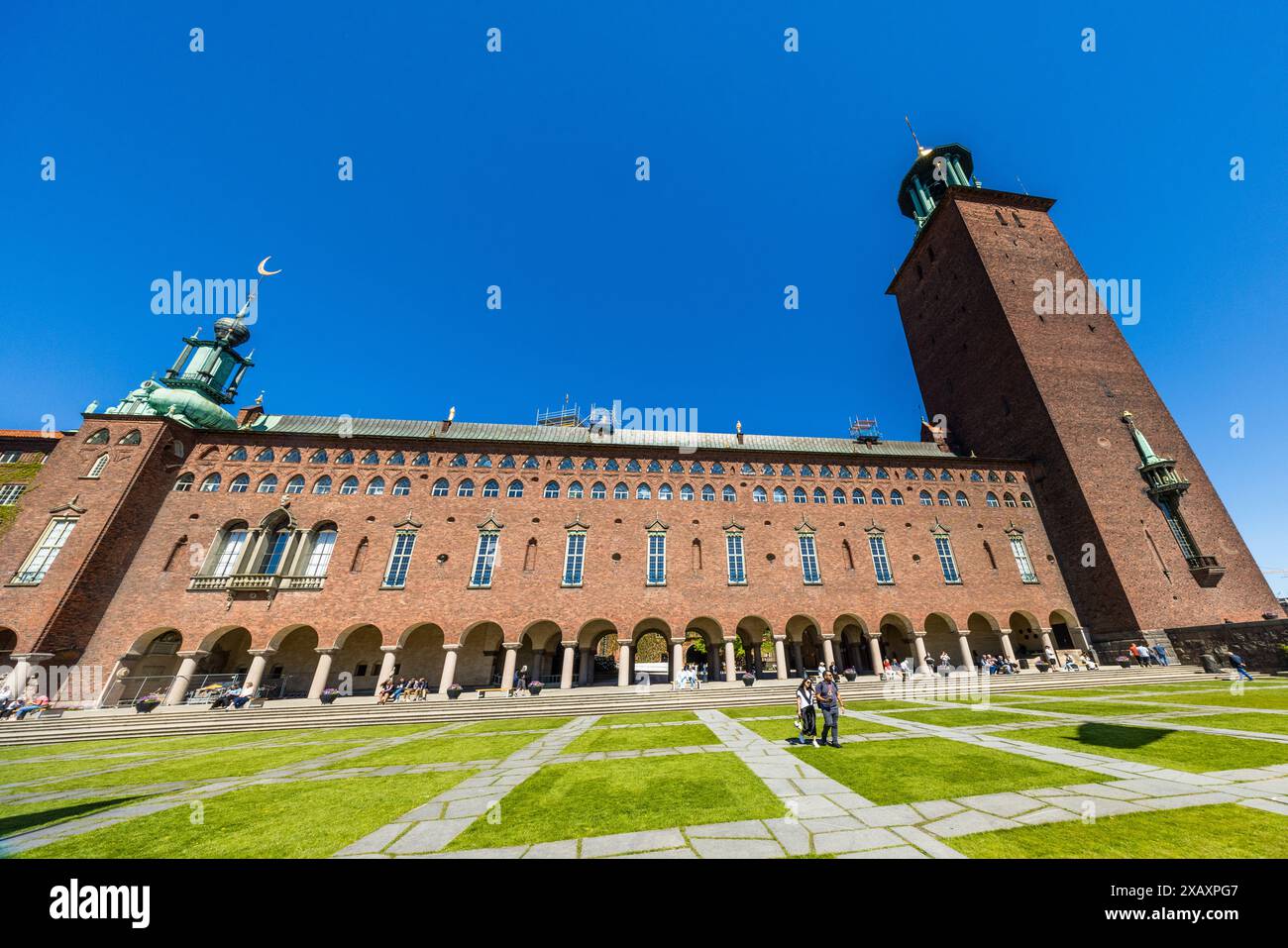 Municipio di Stoccolma (Stockholms stadshus) Stadshusträdgården, Stoccolma, Svezia. Il Municipio di Stoccolma, Stadshuset, si trova direttamente sul lungomare. Il cortile interno e la terrazza sul mare sono aperti al pubblico. Lo Stadshuset è uno dei punti di riferimento di Stoccolma. L'edificio in mattoni rossi del 1923 nel quartiere di Kungsholmen si trova direttamente sull'acqua. Vale la pena salire sulla torre per una vista fantastica su Stoccolma. Le visite guidate all'edificio sono ancora più popolari. I gruppi partono ogni minuto Foto Stock