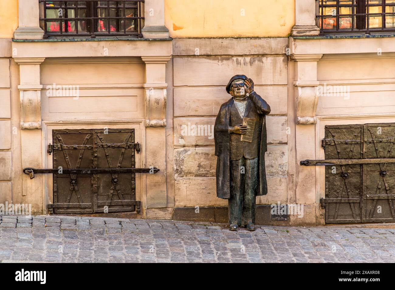 Statua di Evert Taube. La statua in bronzo di Järntorget, nella città vecchia di Stoccolma, è dedicata al poeta e compositore svedese Evert Taube. La statua fu creata da Karl Göte Bejemark nel 1985 e si trova vicino al ristorante Den Gyldenen Freden, dove Taube era un ospite frequente. L'architettura nel paesaggio urbano di Stoccolma ha un'influenza italiana. Stoccolma, Svezia Foto Stock