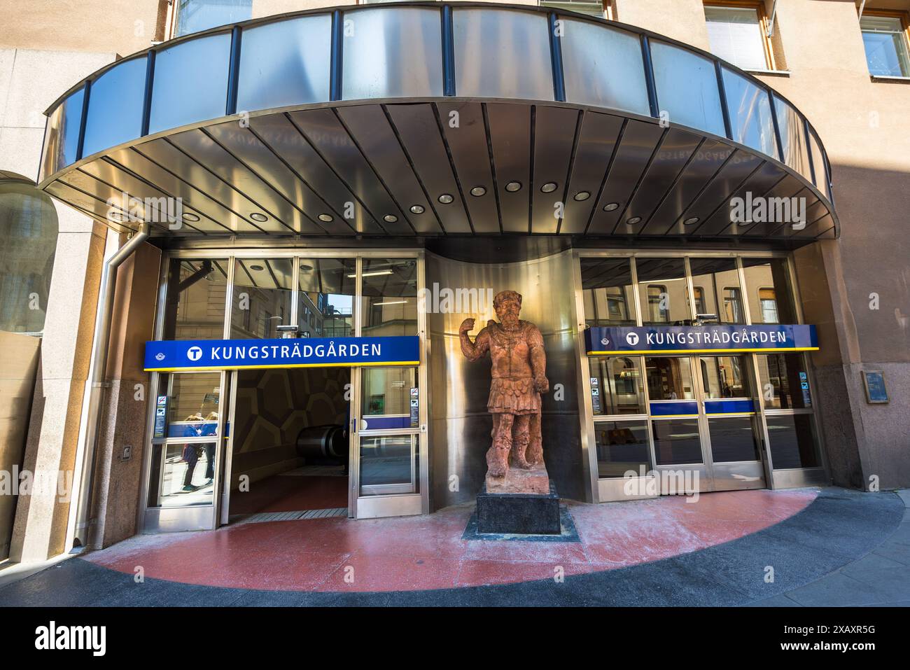 Arte della metropolitana di Stoccolma: La stazione della metropolitana "Giardino del Re" di Kungsträdgården, capolinea della linea blu nella città vecchia, è una delle stazioni più belle di Stoccolma con reperti originali del Palazzo Makalös, che bruciò nel 1825. Fermata del tram Kungsträdgården, Stoccolma, Svezia. L'arte della metropolitana di Stoccolma è un buon esempio di come gli spazi pubblici possano essere trasformati in gallerie d'arte Foto Stock