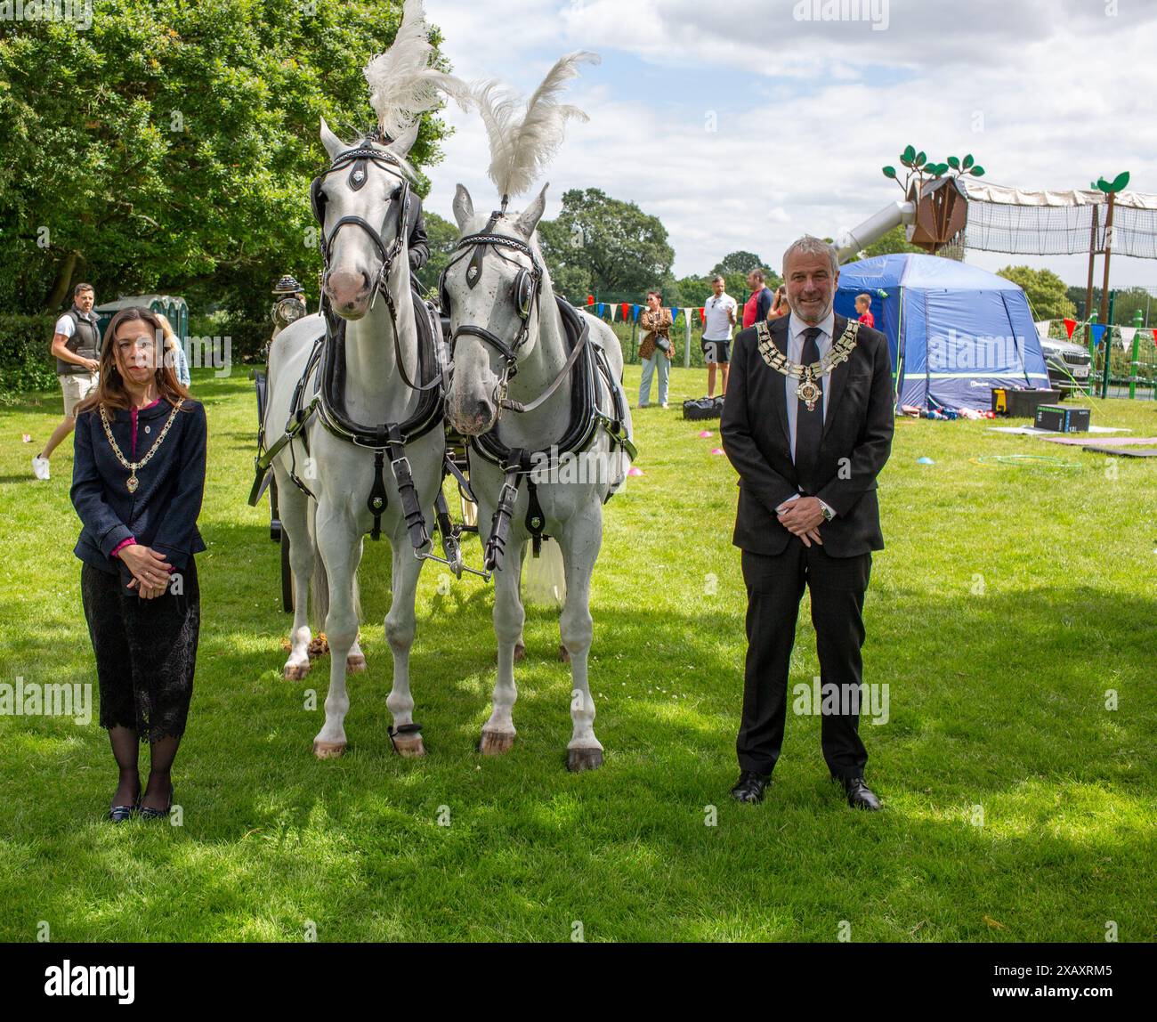 Brentwood, Regno Unito. 9 giugno 2024. Mark Haigh, il nuovo sindaco di Brentwood, arriva all'Annual Strawberry Sports Festival in carrozza aperta fornita da Bennett's, direttori funebri Credit: Richard Lincoln/Alamy Live News Foto Stock
