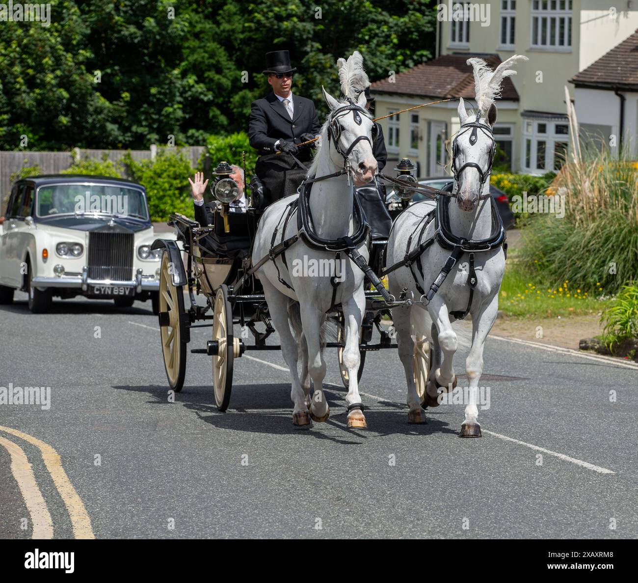 Brentwood, Regno Unito. 9 giugno 2024. Mark Haigh, il nuovo sindaco di Brentwood, arriva all'Annual Strawberry Sports Festival in carrozza aperta fornita da Bennett's, direttori funebri Credit: Richard Lincoln/Alamy Live News Foto Stock
