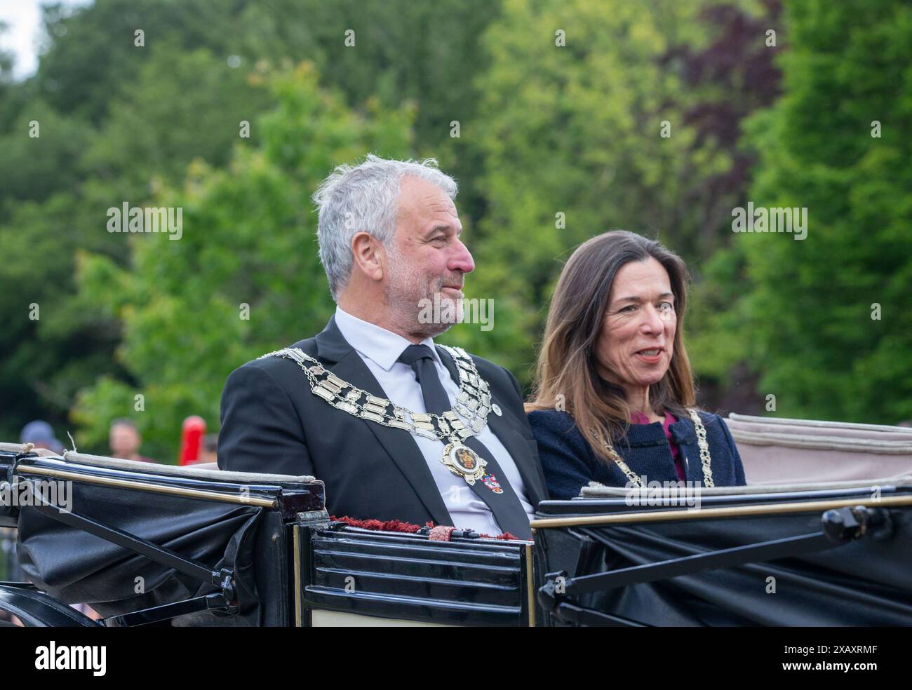 Brentwood, Regno Unito. 9 giugno 2024. Mark Haigh, il nuovo sindaco di Brentwood, arriva all'Annual Strawberry Sports Festival in carrozza aperta fornita da Bennett's, direttori funebri Credit: Richard Lincoln/Alamy Live News Foto Stock