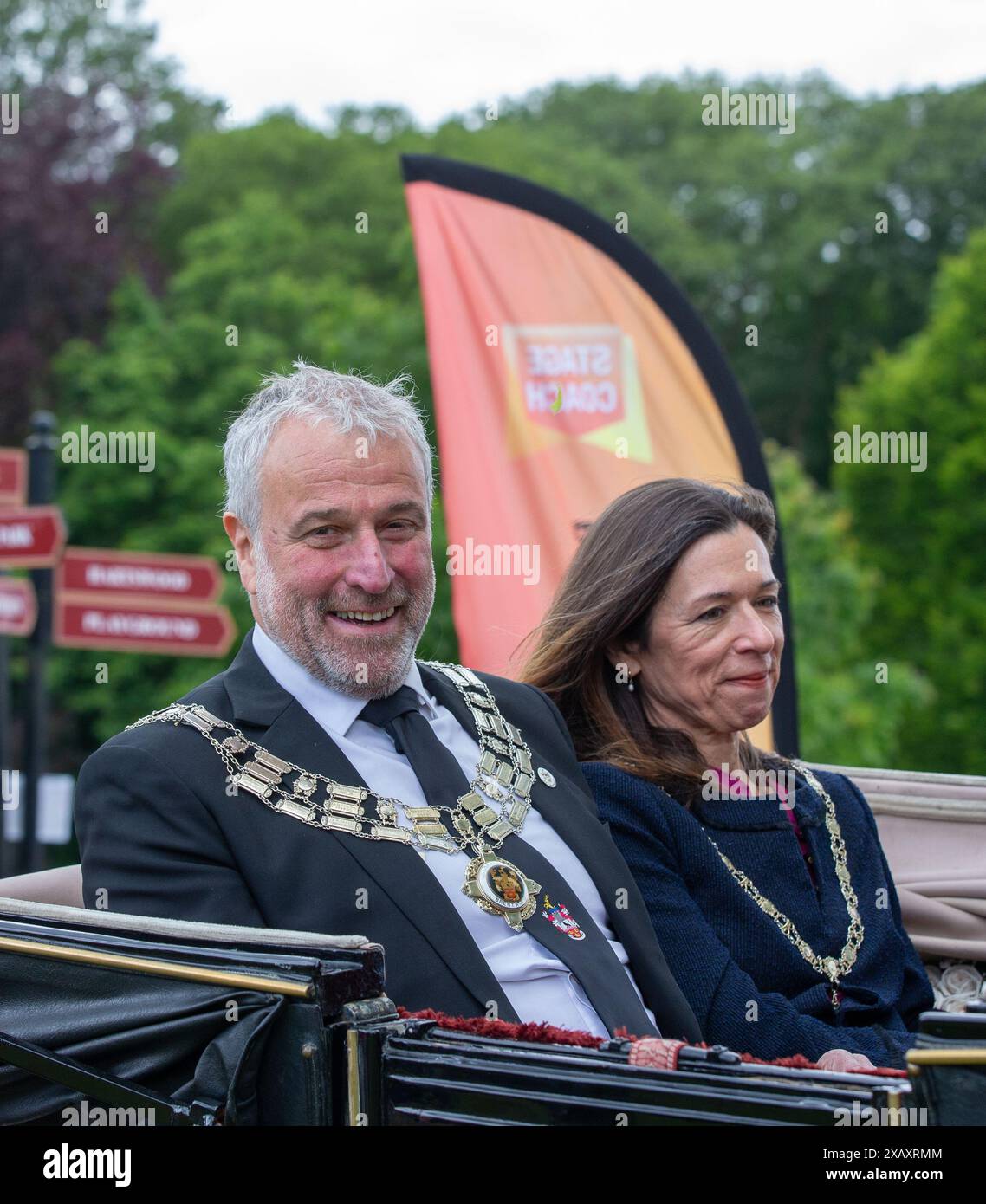 Brentwood, Regno Unito. 9 giugno 2024. Mark Haigh, il nuovo sindaco di Brentwood, arriva all'Annual Strawberry Sports Festival in carrozza aperta fornita da Bennett's, direttori funebri Credit: Richard Lincoln/Alamy Live News Foto Stock