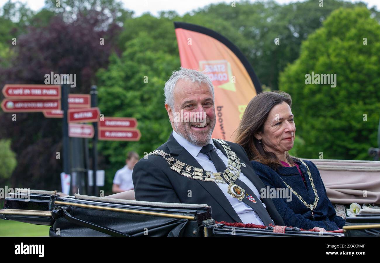 Brentwood, Regno Unito. 9 giugno 2024. Mark Haigh, il nuovo sindaco di Brentwood, arriva all'Annual Strawberry Sports Festival in carrozza aperta fornita da Bennett's, direttori funebri Credit: Richard Lincoln/Alamy Live News Foto Stock