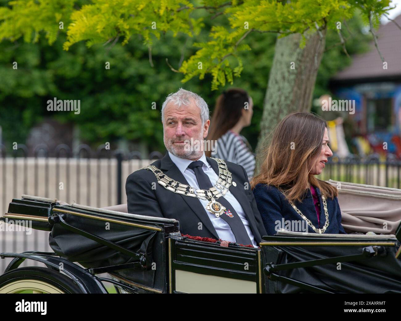 Brentwood, Regno Unito. 9 giugno 2024. Mark Haigh, il nuovo sindaco di Brentwood, arriva all'Annual Strawberry Sports Festival in carrozza aperta fornita da Bennett's, direttori funebri Credit: Richard Lincoln/Alamy Live News Foto Stock