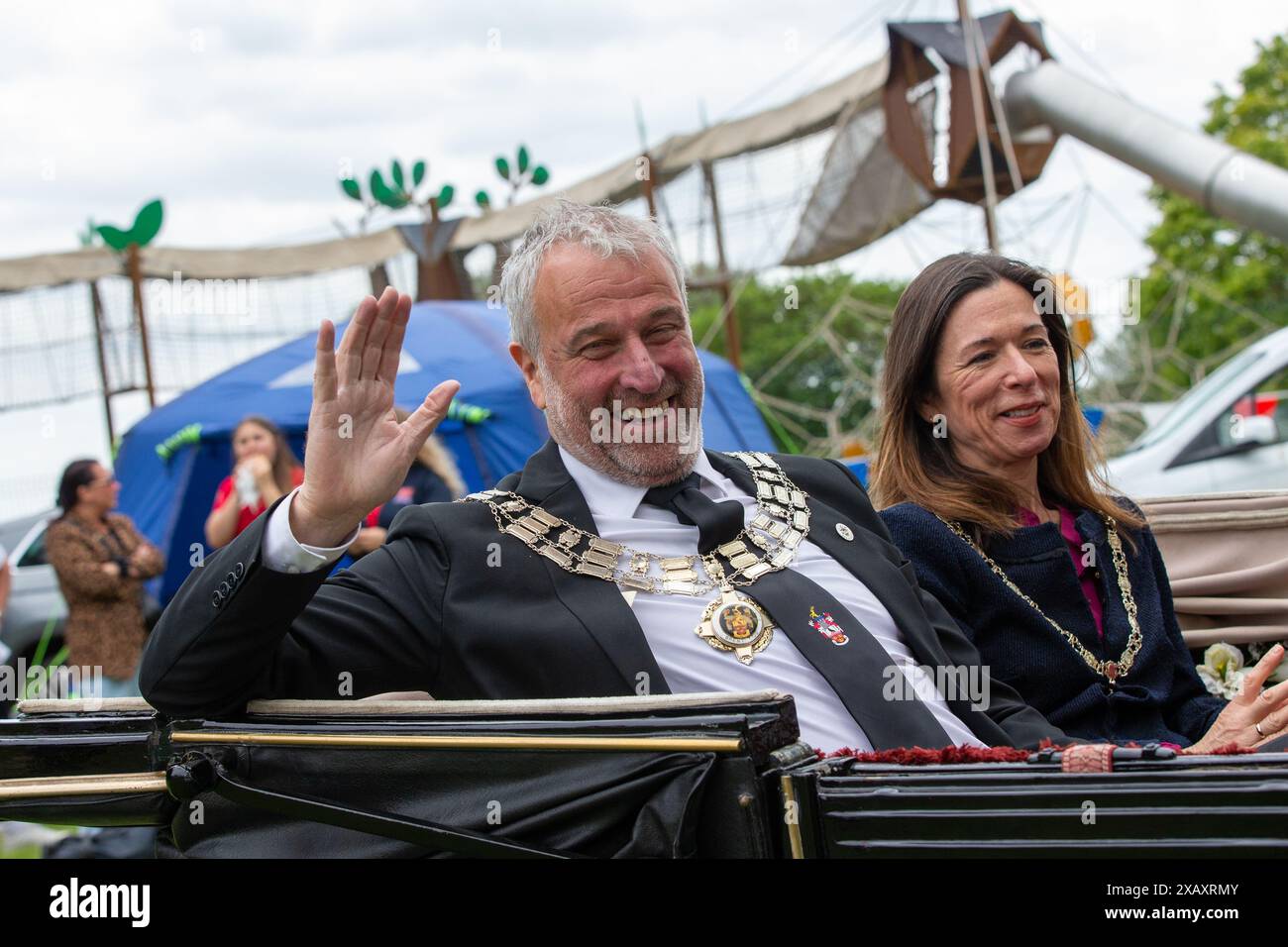 Brentwood, Regno Unito. 9 giugno 2024. Mark Haigh, il nuovo sindaco di Brentwood, arriva all'Annual Strawberry Sports Festival in carrozza aperta fornita da Bennett's, direttori funebri Credit: Richard Lincoln/Alamy Live News Foto Stock