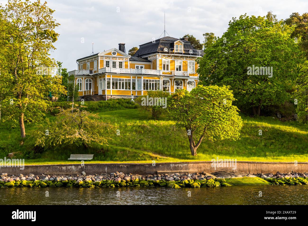 Gita in barca da Nybroplan, Stoccolma, al castello di Vaxholmen. Le piccole isole dell'arcipelago ospitano eleganti case vacanza. Impressione dall'arcipelago di Stoccolma. Vikingshill, Nacka kommun, Stoccolma, Svezia Foto Stock