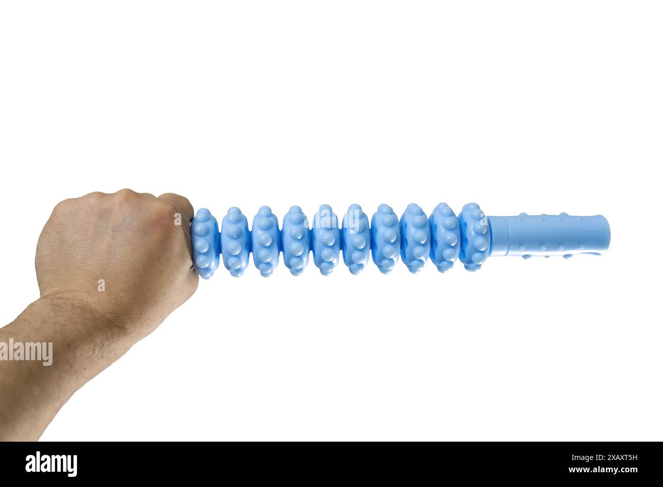 La mano di un uomo regge un massaggiatore a rullo in plastica blu per il rilassamento muscolare isolato su sfondo bianco. Terapia anticellulite, massaggio dei tessuti profondi e. Foto Stock