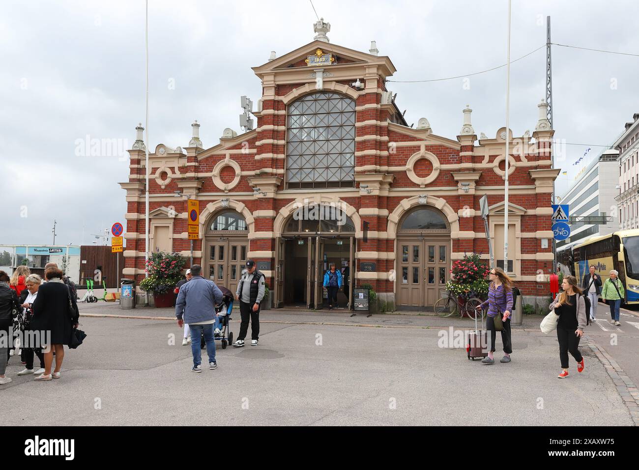 Helsinki, Finlandia - 5 settembre 2023: Il vecchio mercato vicino alla piazza del mercato nel centro di Helsinki. Foto Stock