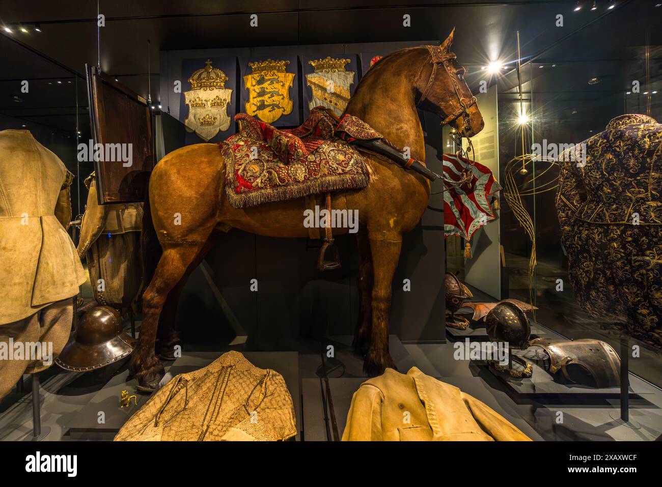 Il Royal Armoury (Livrustkammaren) museo reale con 500 anni di armi e armature, oltre a sontuose carrozze reali e mostre di moda. Skeppsbron, Stoccolma, Svezia Foto Stock