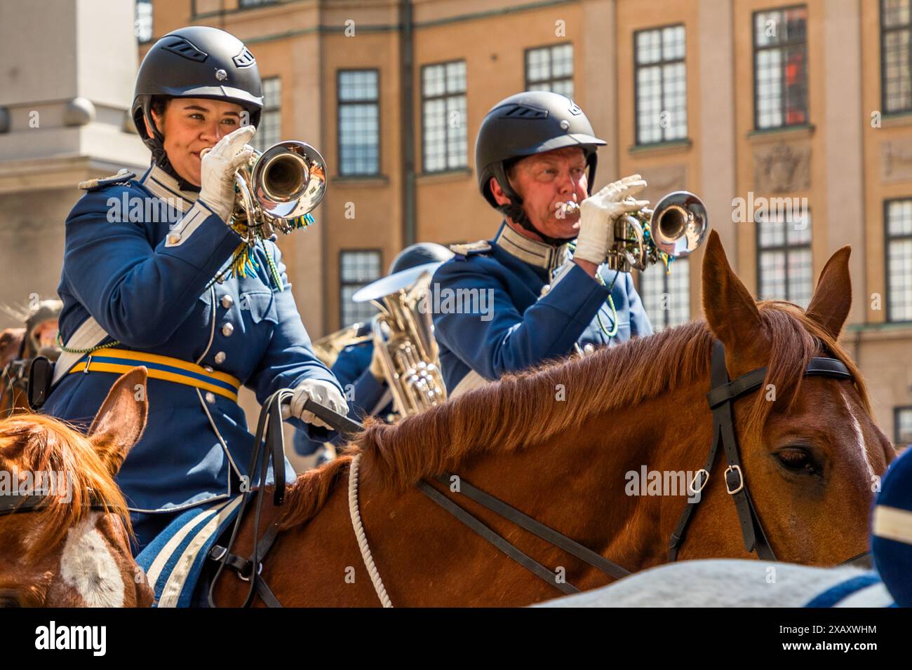 Due cavalieri della banda reale di cavalleria a cavallo. Ogni giorno all'ora di pranzo, il cambio della guardia avviene al Palazzo reale di Stoccolma. Cerimonia della Guardia reale presso il Palazzo reale di Stoccolma. Cambio della guardia di fronte al Palazzo reale svedese di Stoccolma con accompagnamento musicale della banda montata. Yttre borggården, Stoccolma, Svezia Foto Stock