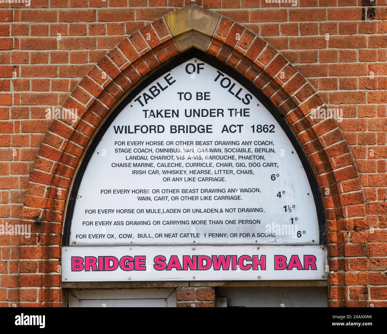 Cartelli antiquati e moderni al casello di Wilford Bridge che attraversa il fiume Trent a Nottingham, Regno Unito, dal trasporto pre-motorizzato al sandwich bar Foto Stock
