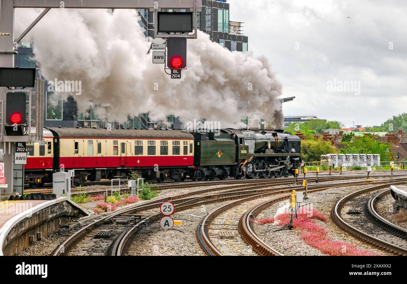 Il treno a vapore noleggiato 34046 Braunton parte dalla stazione di Bristol Temple Meads nel Regno Unito nel maggio 2024 Foto Stock