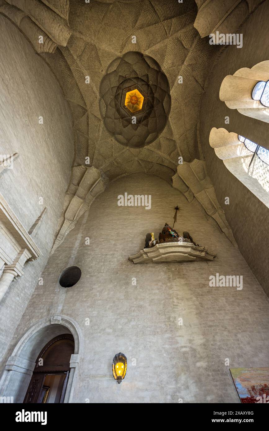 Vista sul soffitto della sala per matrimoni nel municipio di Stoccolma. La camera ha angoli arrotondati. I matrimoni si svolgono qui ogni sabato, Stadshuset, Stoccolma. Municipio di Stoccolma (Stockholms stadshus). Uffici governativi sul lungomare completati nel 1923 e realizzati in mattoni rossi con una torre con copertura a lanterna. Stadshusträdgården, Stoccolma, Svezia Foto Stock