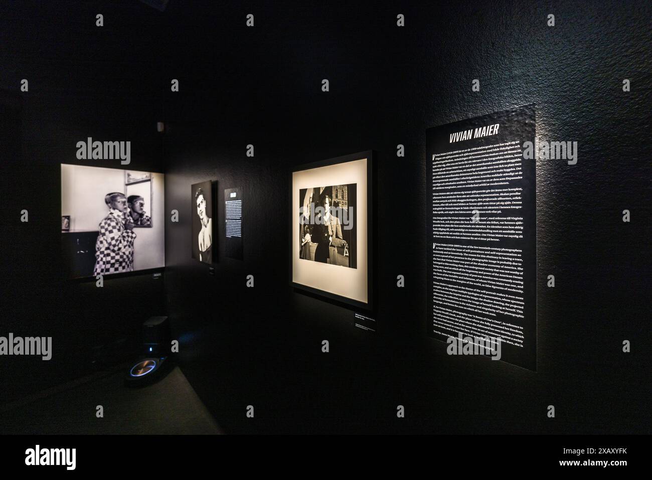 Fotografiska Stockholm, das alte Zollhaus am Wasser zeigt Fotoausstellungen von Weltrang. Hier Thema SelbstPortraits mit Bezug auf die Fotografin Vivian Maier. Museo Fotografiska di Stoccolma. Stadsgårdshamnen 22, 116 45 Stoccolma, Svezia Foto Stock