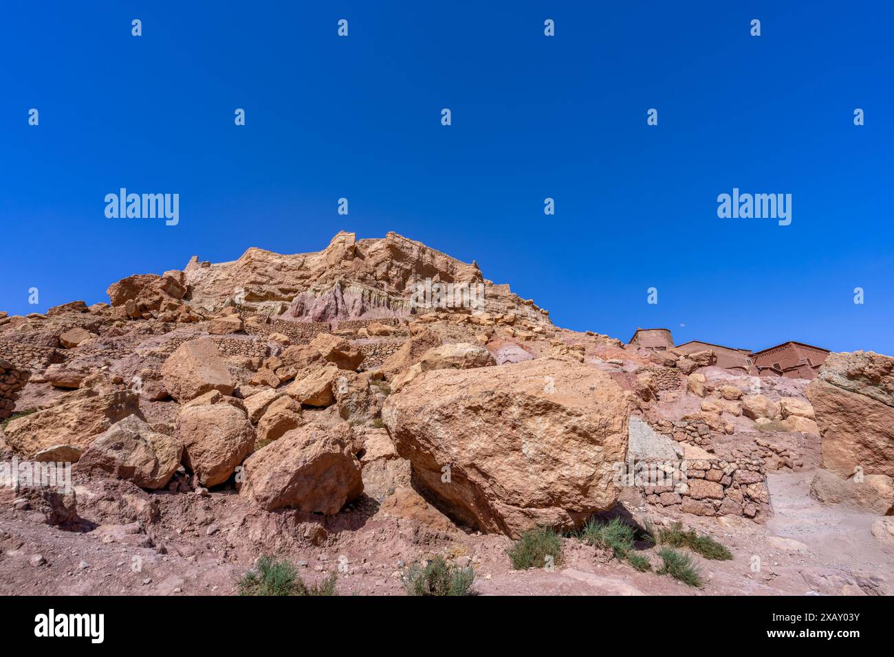 Lo stile architettonico della casa di fango è elegante e attrae le riprese cinematografiche. I berberi costruirono molte casette di fango vicino alla gola di Ait Ben Haddou, Foto Stock